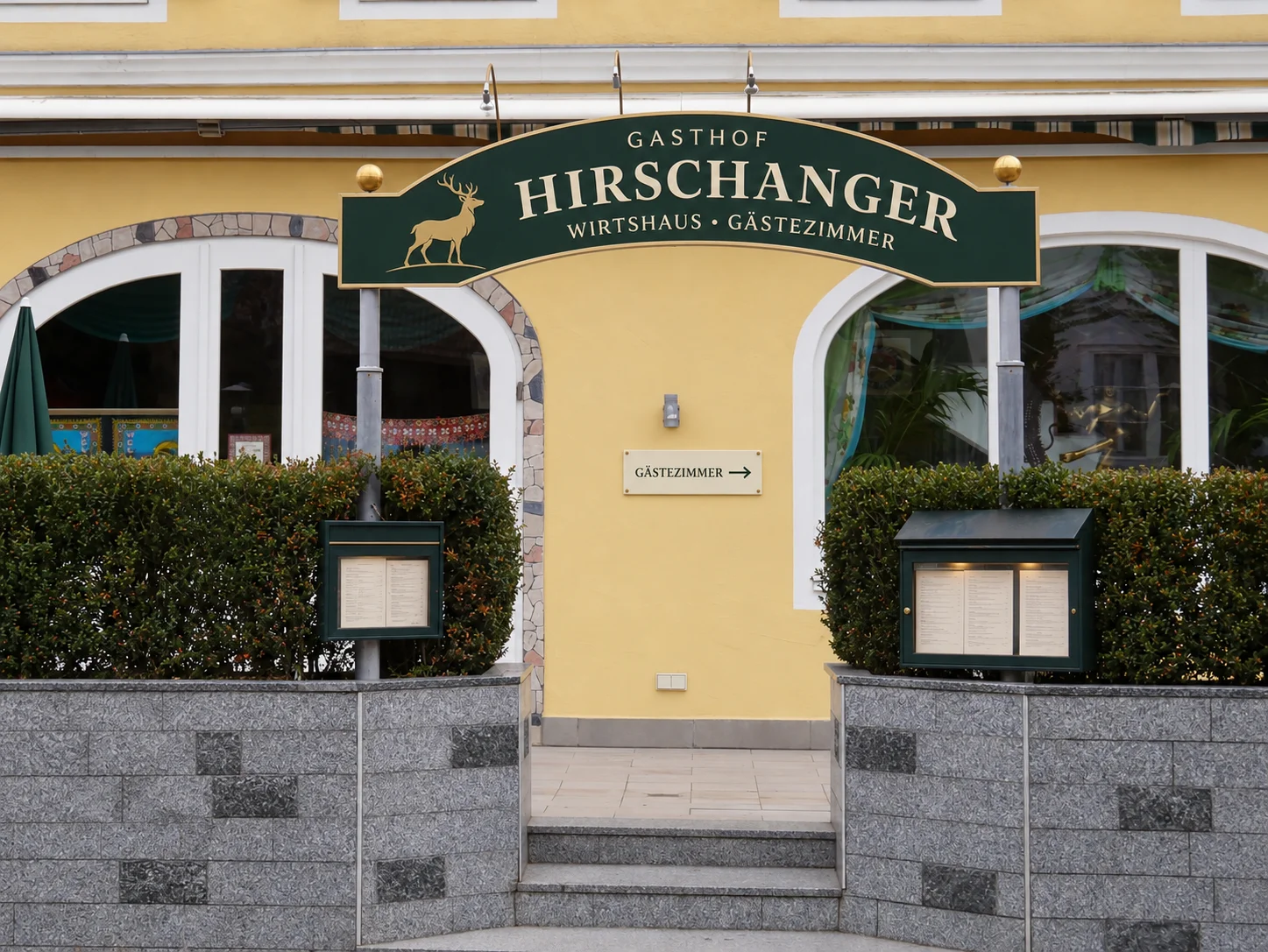 Der Eingang zum Gasthof Hirschanger